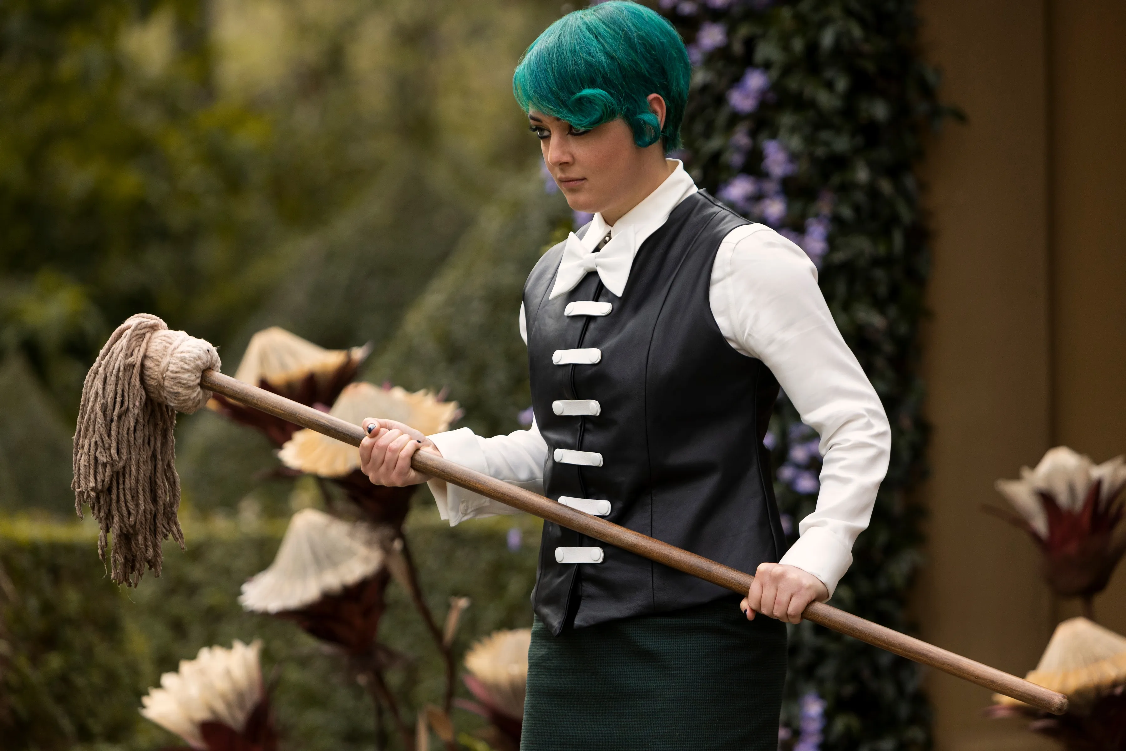 この鋭い眼差し、モップが掃除用具には見えない...