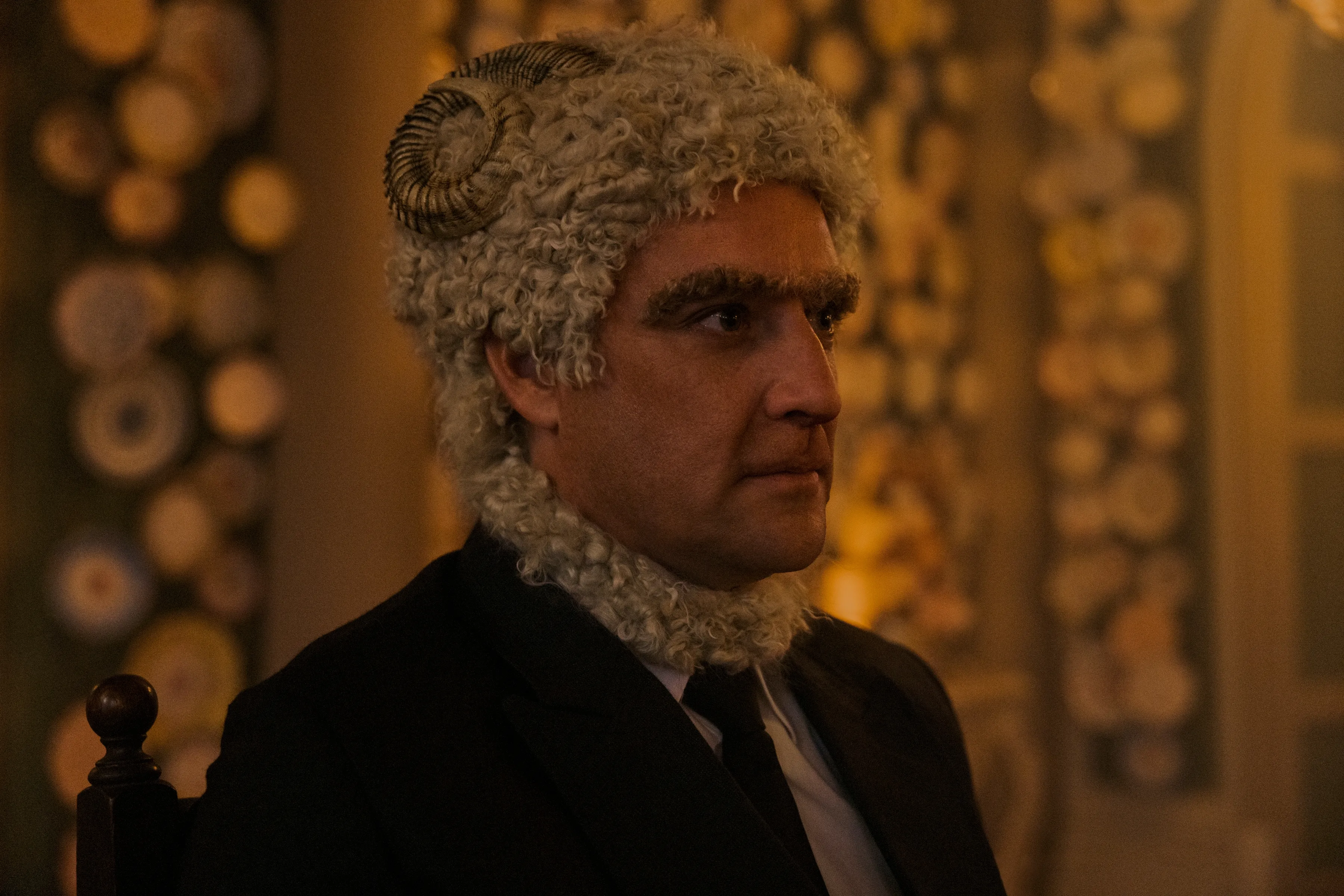 カヤの両親に代わり造船所を運営するメリー