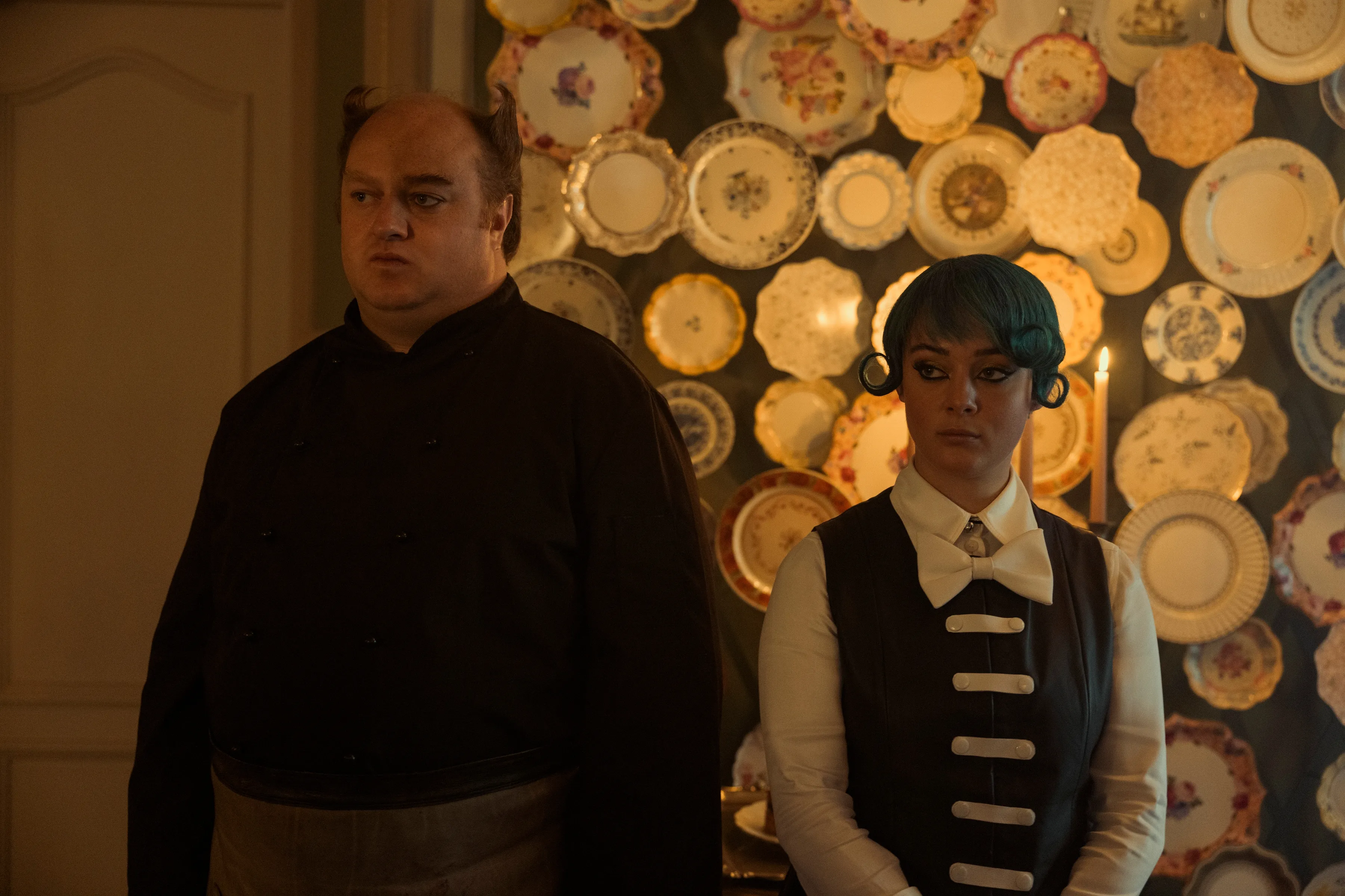 クラハドールのもとで働く冷たい表情の二人