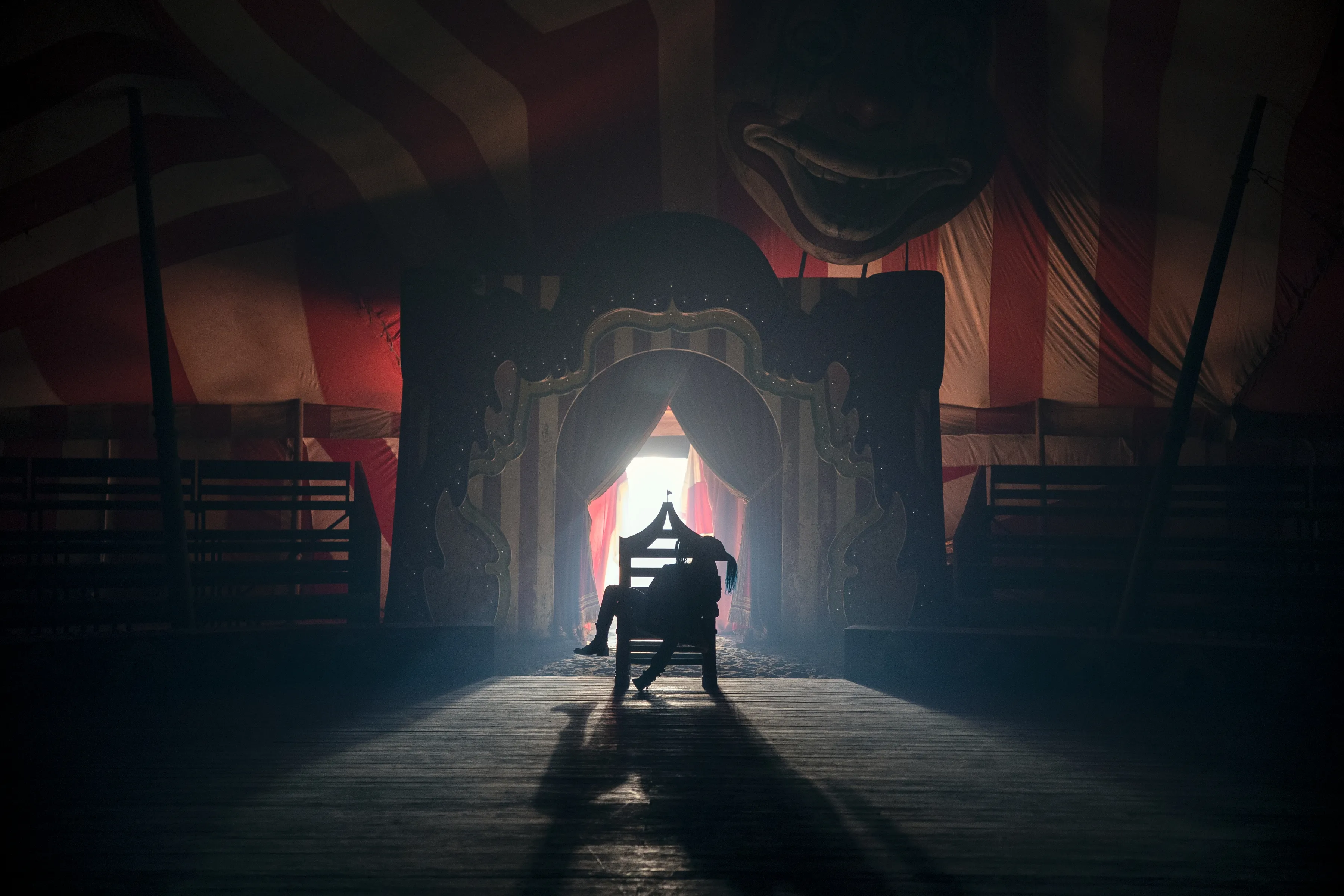 サーカス小屋に浮かぶあやしい影