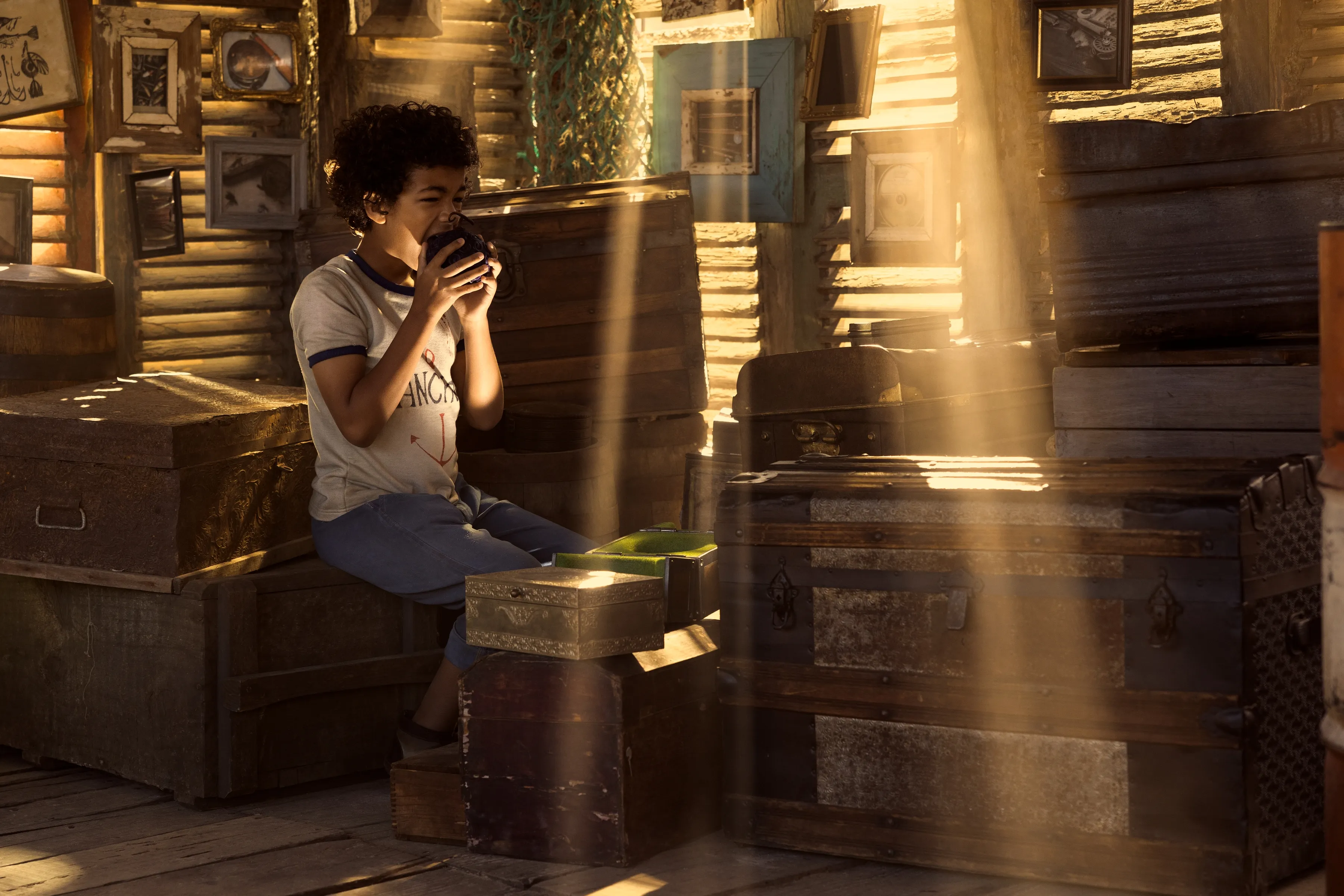 悪魔の実に手を出すルフィ