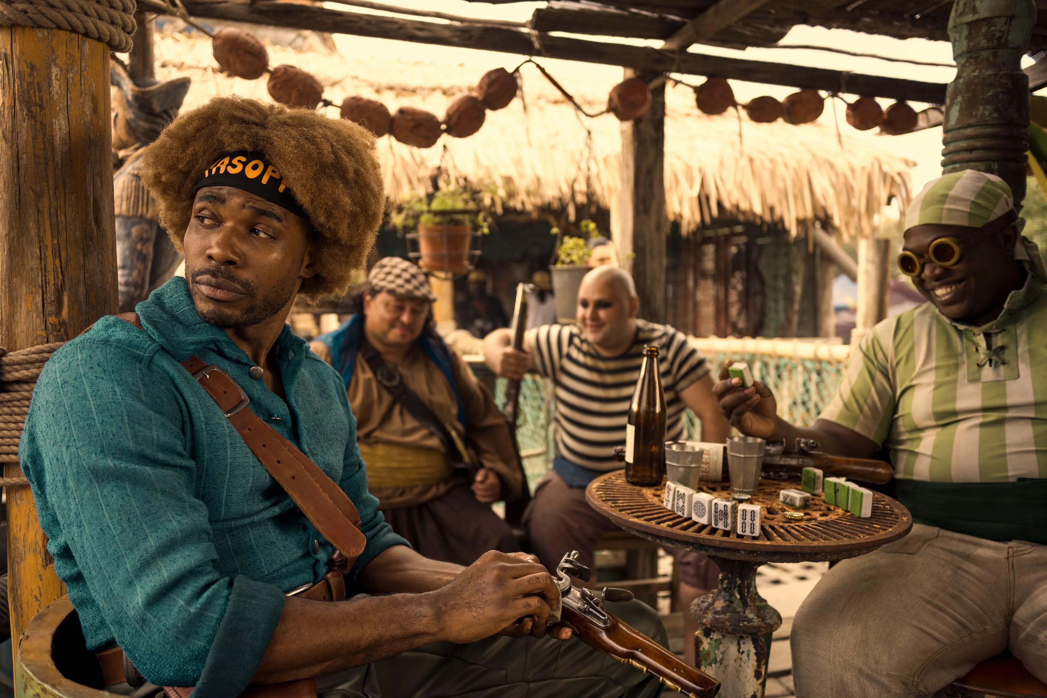 いつも賑やかな赤髪海賊団のクルーたち