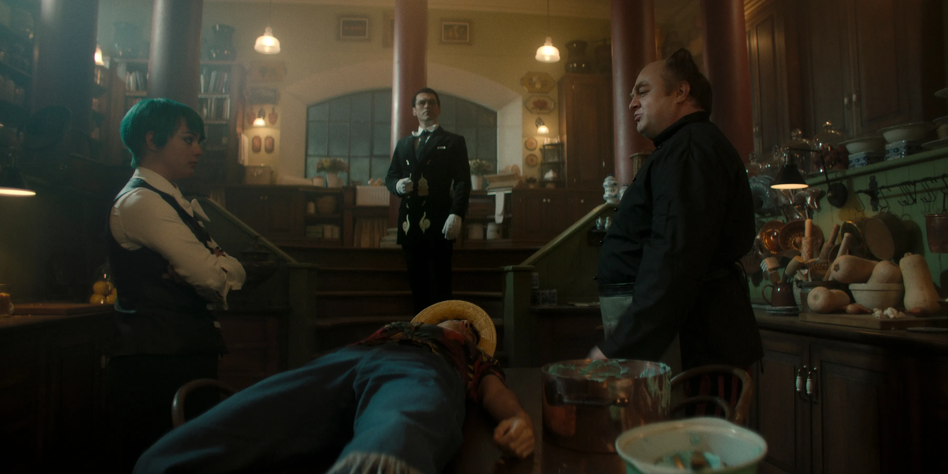 この執事と使用人たち...なにかある...