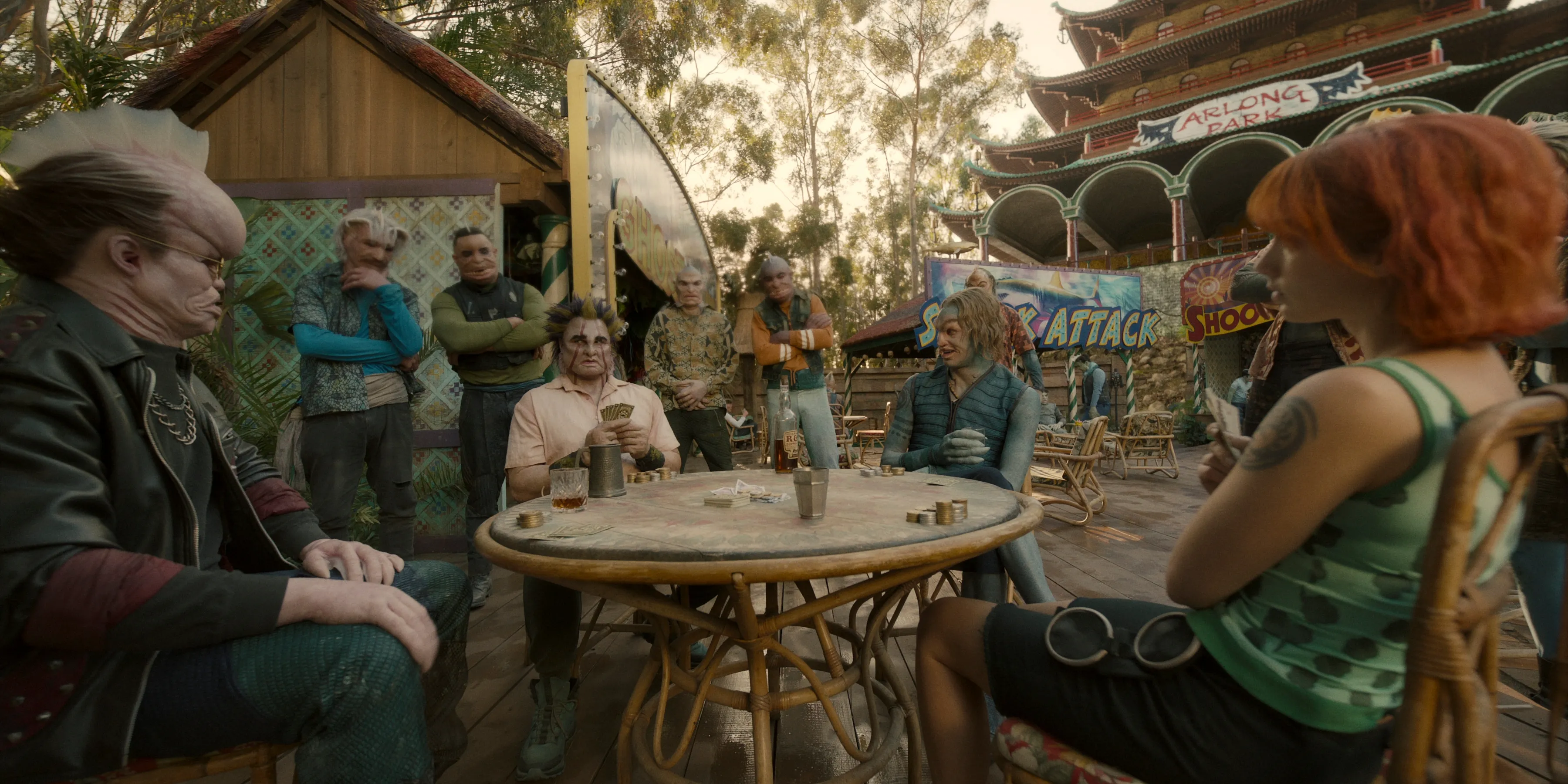 魚人たちと卓につくナミ