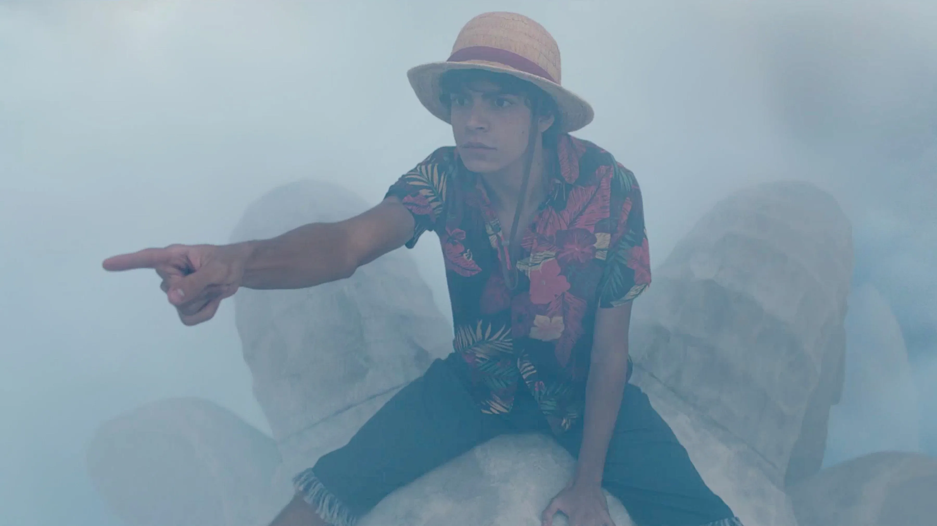 霧の向こう...何かある