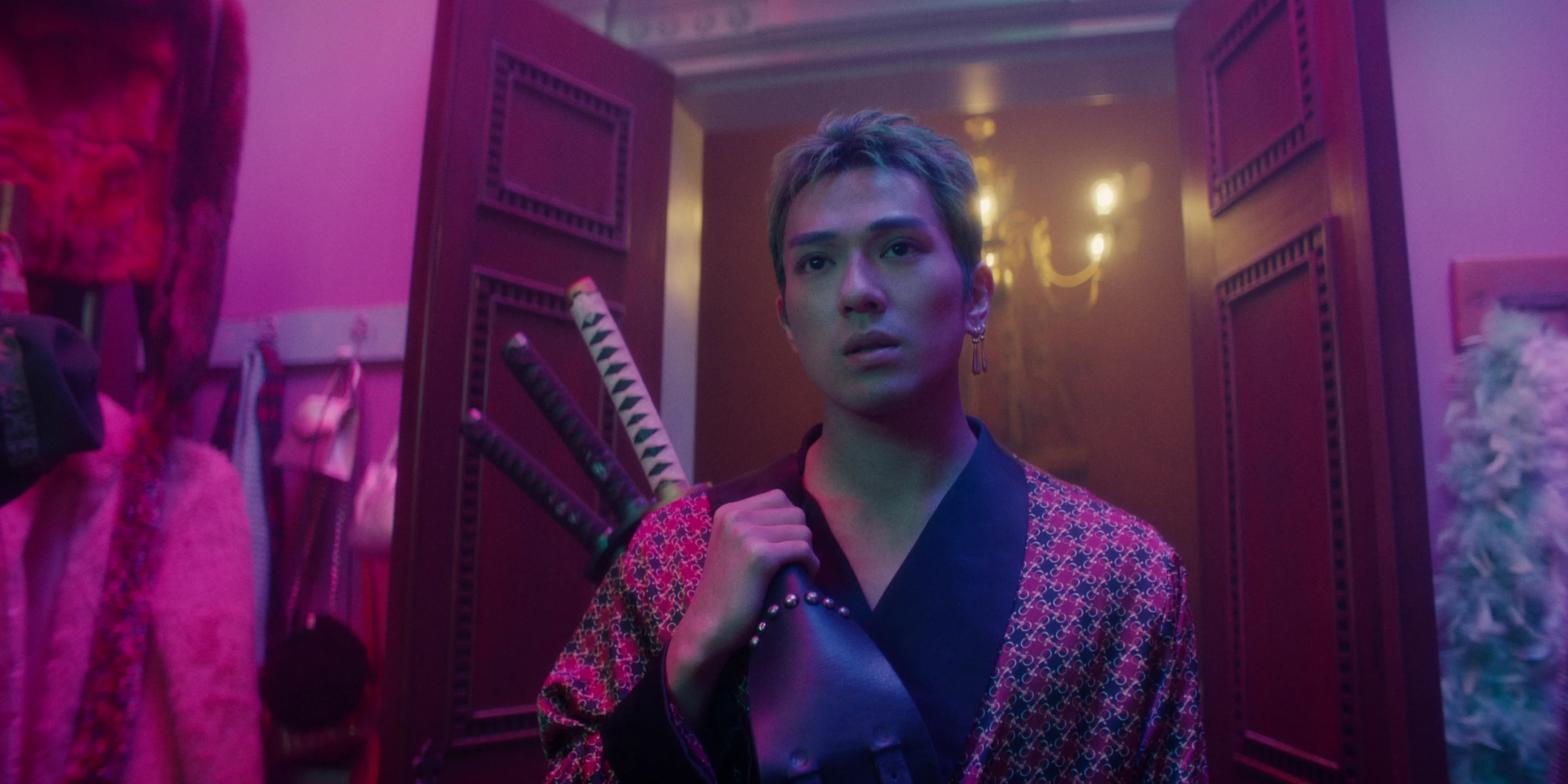 派手な衣装は気に召さない