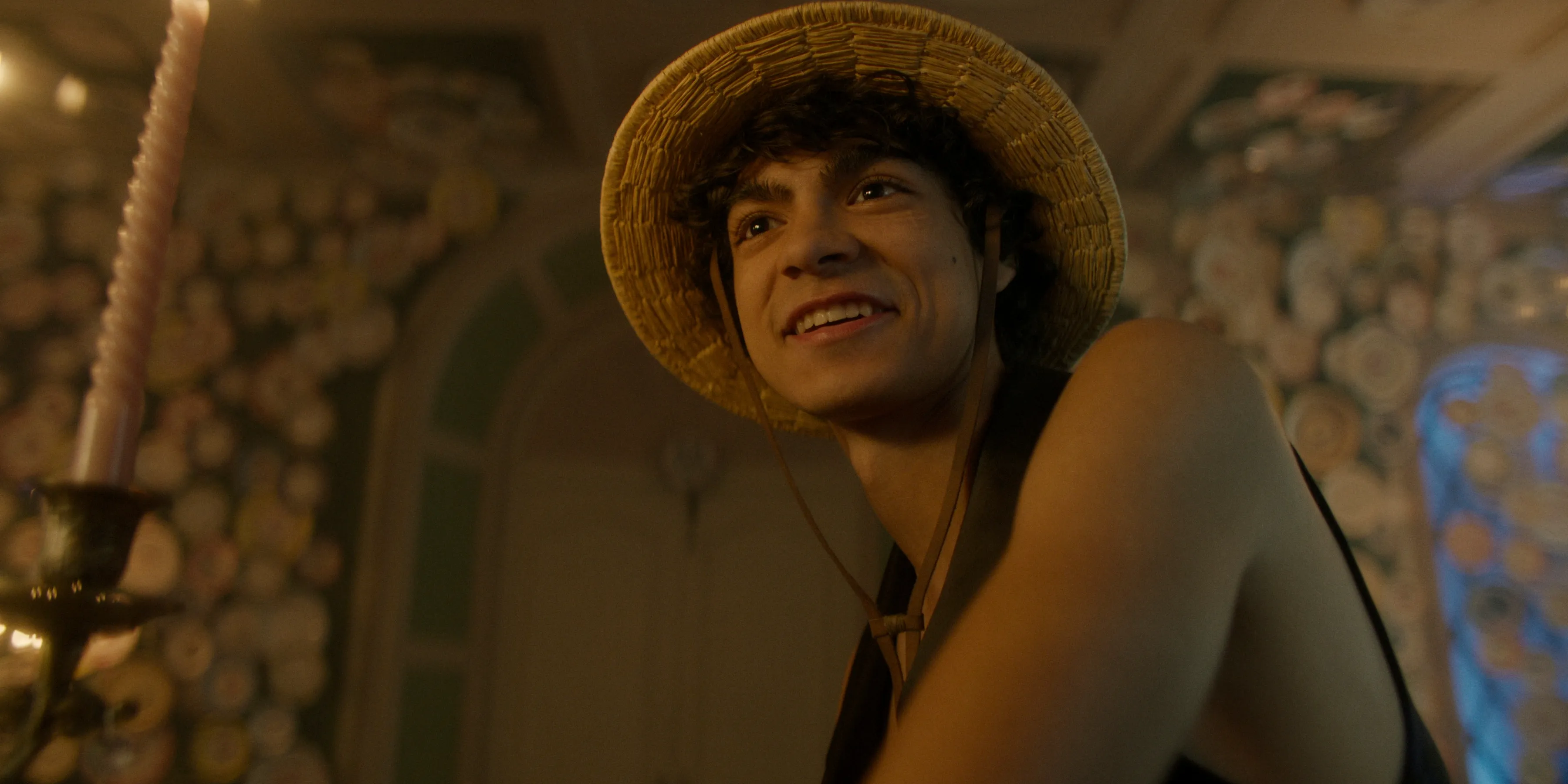 どんな席でも麦わら帽子がトレードマーク