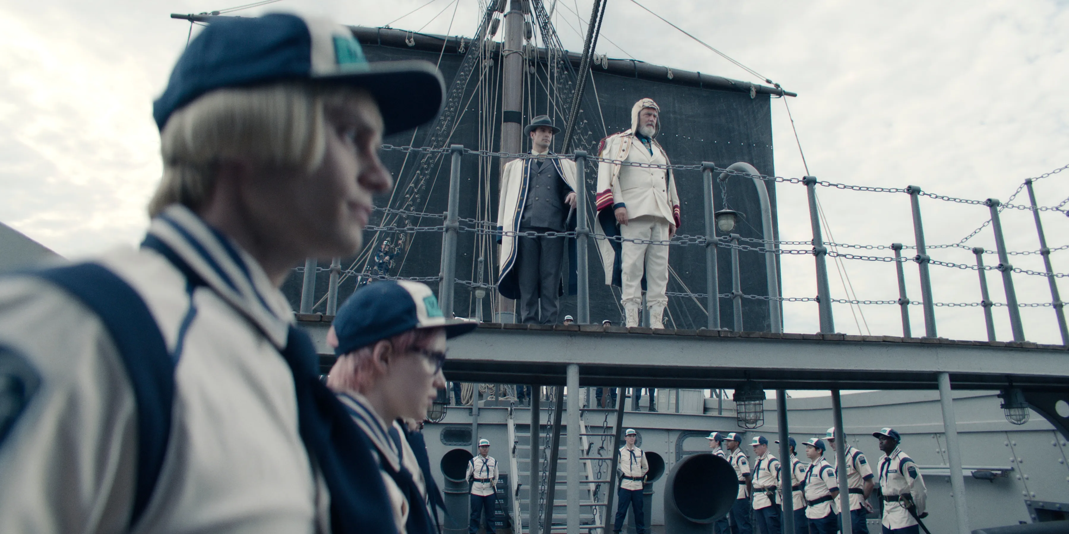 ガープ中将の指揮のもと、海軍の船は海を往く