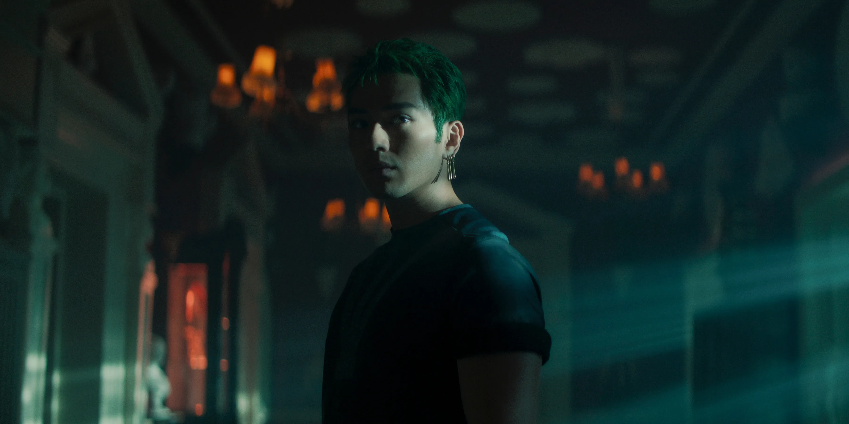 闇に潜む気配を見逃すことはない